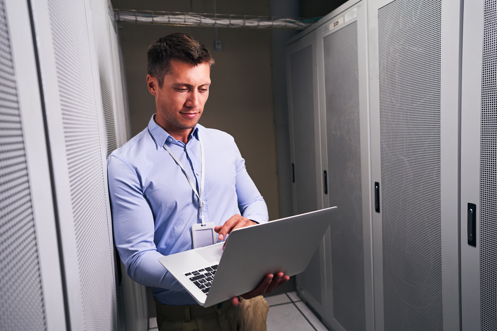 IT-Fachmann mit Notebook in einem hellen Rechenzentrum