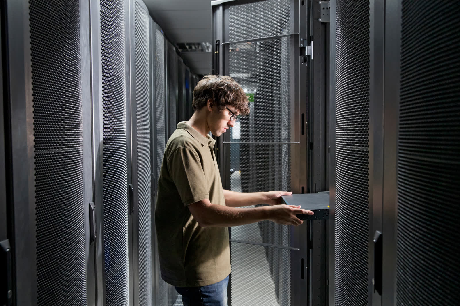 Techniker prüft Servertechnik im Rechenzentrum